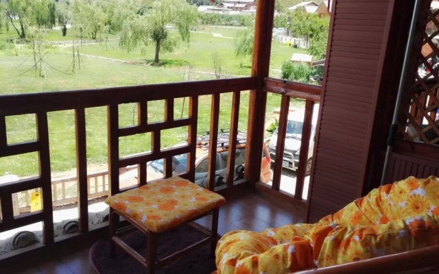 Luguhu Lakeside Apu Guest House