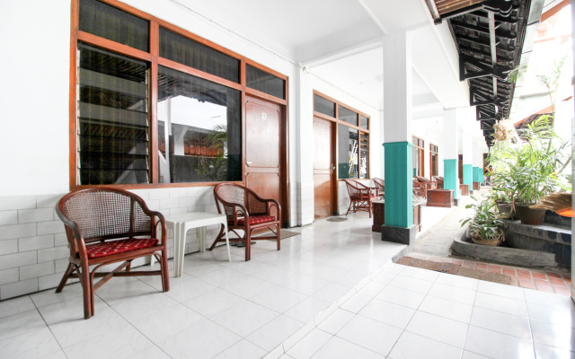 RedDoorz Plus near Alun Alun Selatan