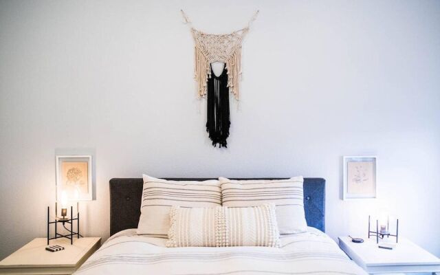 The Brownstone - 1 Block From Dtwn Square