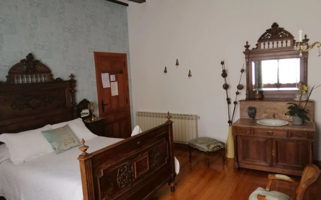 Inviting mansion in Salinillas de Buradón with pool