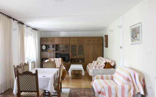Velin Apartment