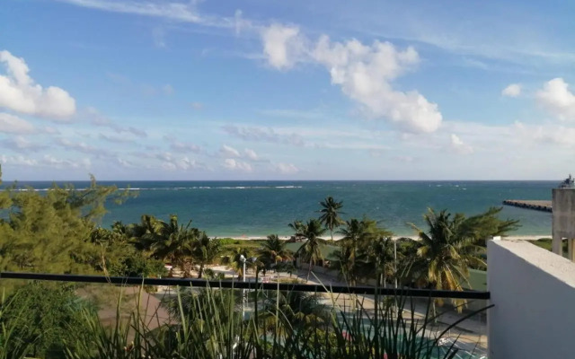 Modern 1 bedroom suite by beach Great location!