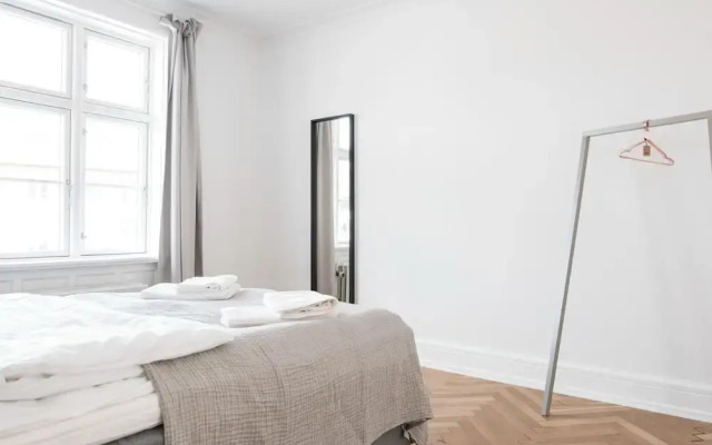 Beautiful 2-bed With Large Balcony