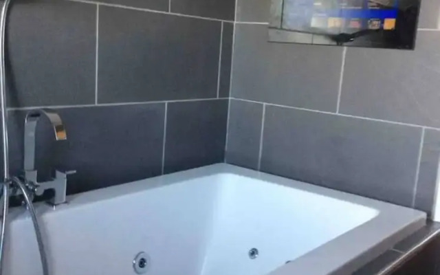 3 Bed House In Harrogate 2 Hot Tubs & Pet Freindly
