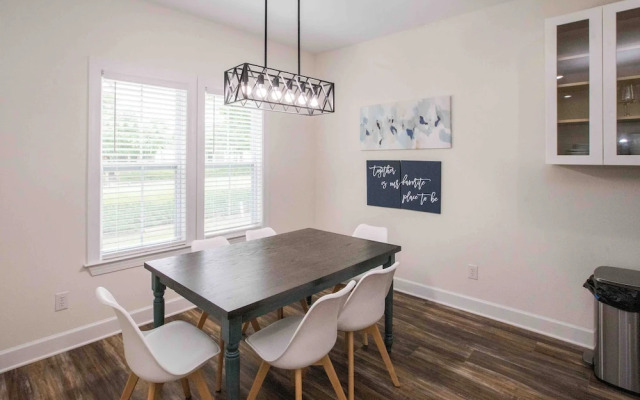 Chic Thomasville Home: Walk to Downtown!