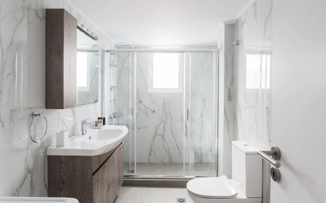 Spacious & Airy 1 Bedroom Apartment near HELEXPO