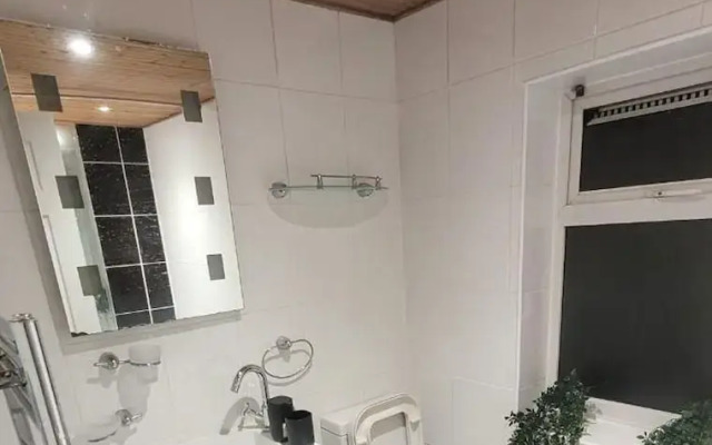 Warrington - House - Sleeps 10 - Parking - Garden