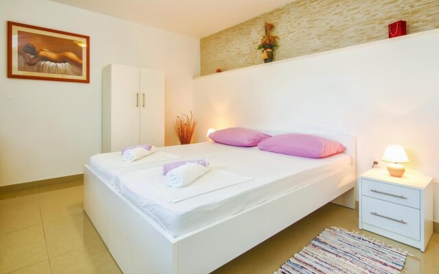 Beautiful Home in Mali Rat With Wifi and 0 Bedrooms