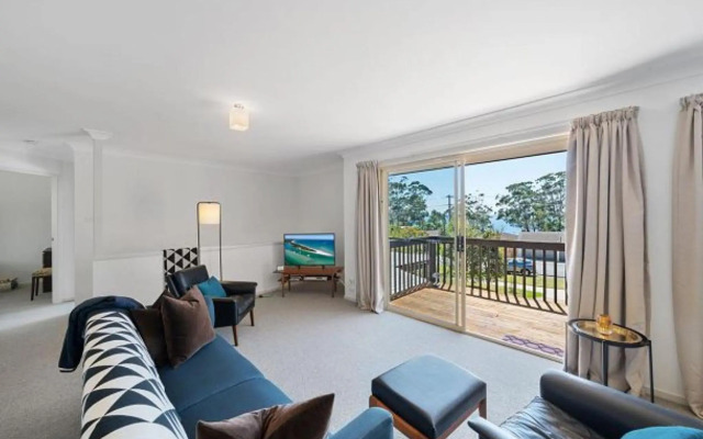 Stylish Family Beach House Walking Distance to 3 Beaches