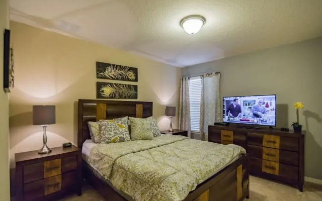 4970 Trafalgar Village