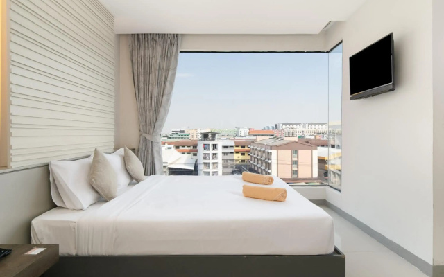Leenova Hotel