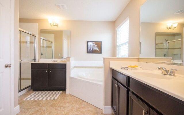 Oakview 4213 6 Br villa by RedAwning