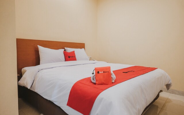 RedDoorz Plus near Plaza Blok M