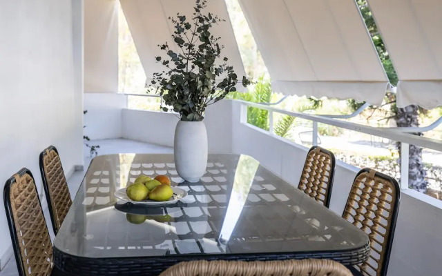Stylish 1BR Retreat Near Alimos Beach Tram