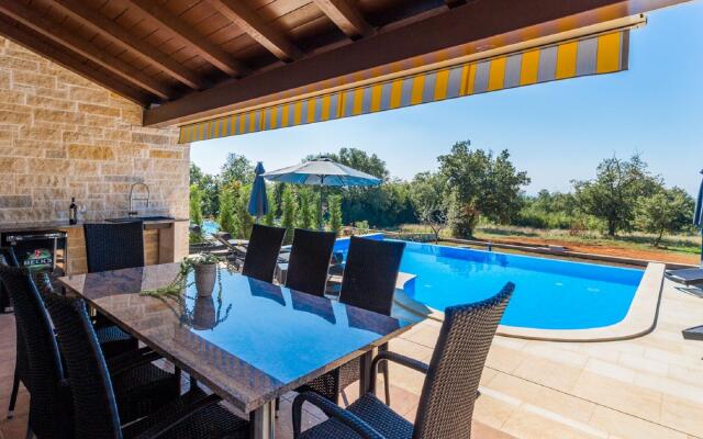 Sea-view Villa in Kaštelir with Private Pool, Terrace