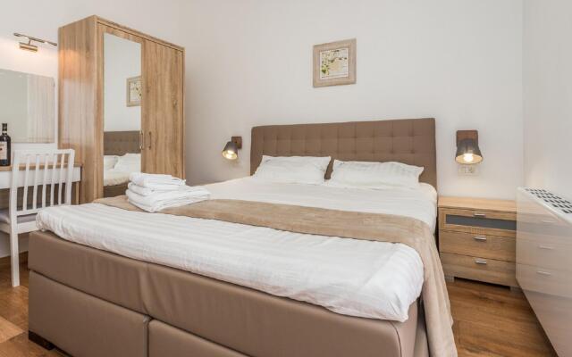 Sea-view Villa in Kaštelir with Private Pool, Terrace