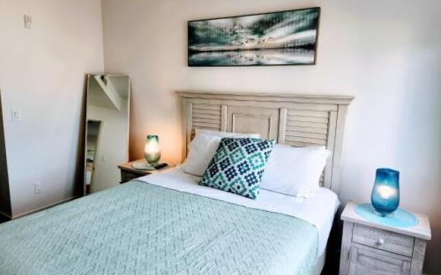 SANTA MONICA LUXURY APARTMENT WALK to BEACH!