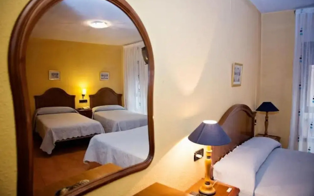 Hostal Guzman El Bueno by gaiarooms