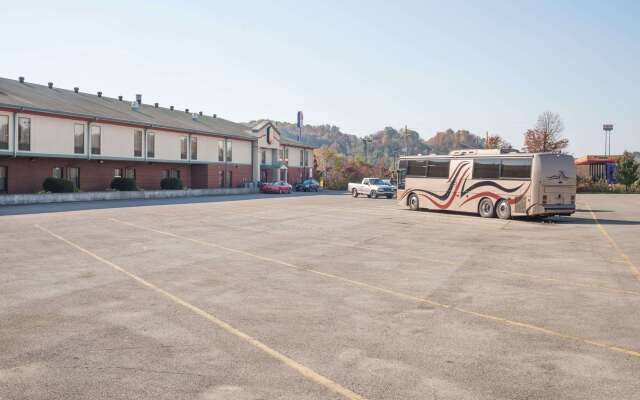 Super 8 by Wyndham Grayson