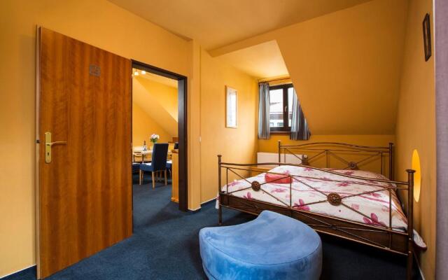 Yellow Ski Apartments