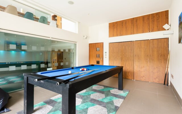 The East Finchley Retreat - 6BDR House with Swimming Pool, Garden, Parking, Pool Table Room