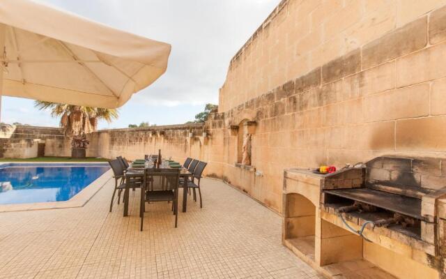 Centre Island Gozitan Farmhouse & Pool