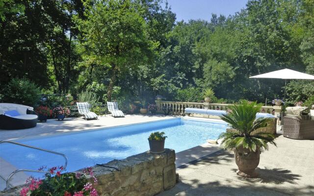 Apartment in Caderousse With Pool