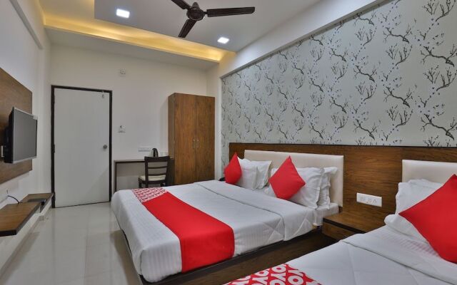 OYO 27930 Hotel Dev Palace