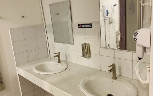 Spot On 89900 Jesselton Capsule Inn