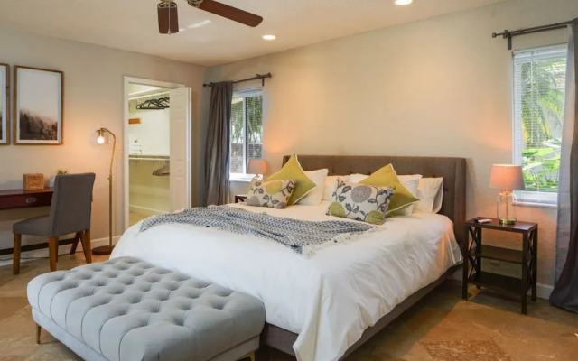 Golfview - Short Term Rental Certified by Weston. Private & Sanitized, Perfect for Social Distancing & Working From Home. Self Check-in. Private Pool, Pet Friendly. Super-host Support