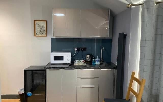Hollybush Guest House