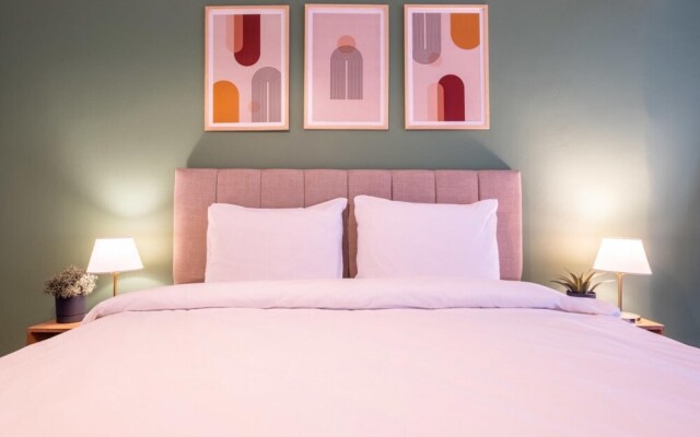 Home With Private Garden Close to Osmanbey Metro