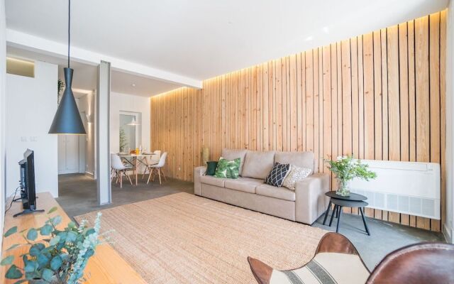 Wood Wall & Garden Apartment