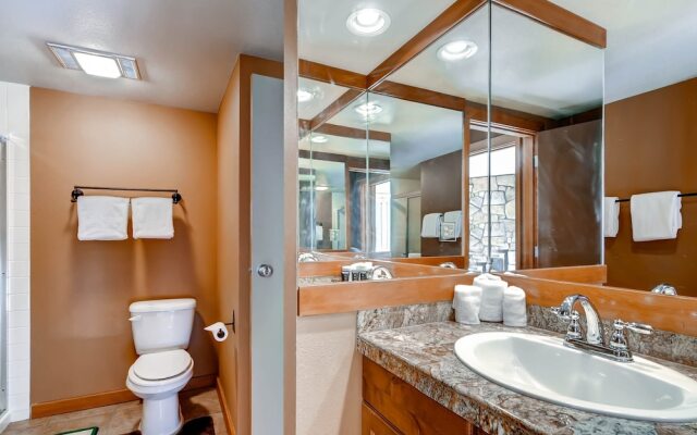 3bdr Condo-master Fireplace, Upgraded Kitchen, Kids Ski Free 3 Bedroom Condo by RedAwning