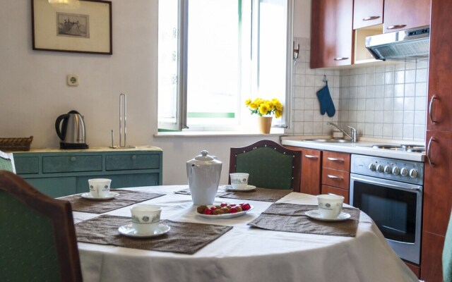 Charming Historic 2nd Floor Sea View Apartment