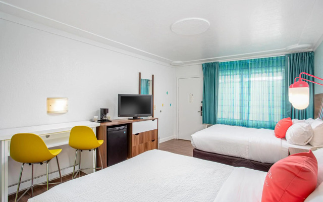 Beachside Hotel & Suites