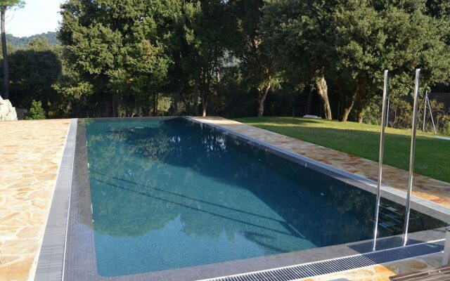 Modern Holiday Home in Sant Andreu de Llavaneres with Swimming Pool