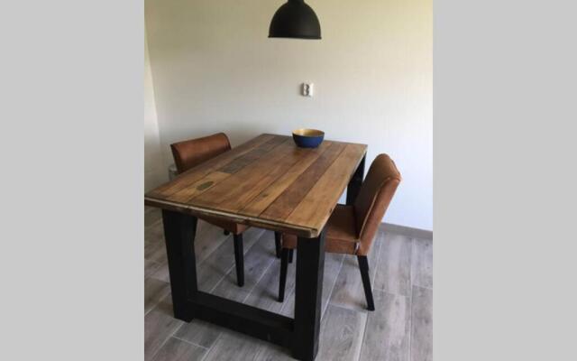 Bungalow op bedrijf met melkkoeien