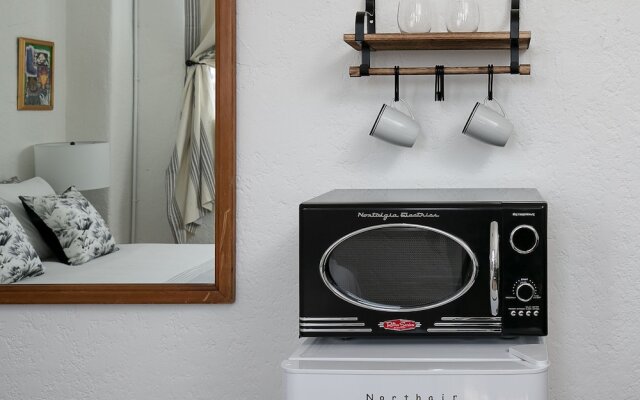 Beautiful Studio Near Hollywood! Sleeps 2!