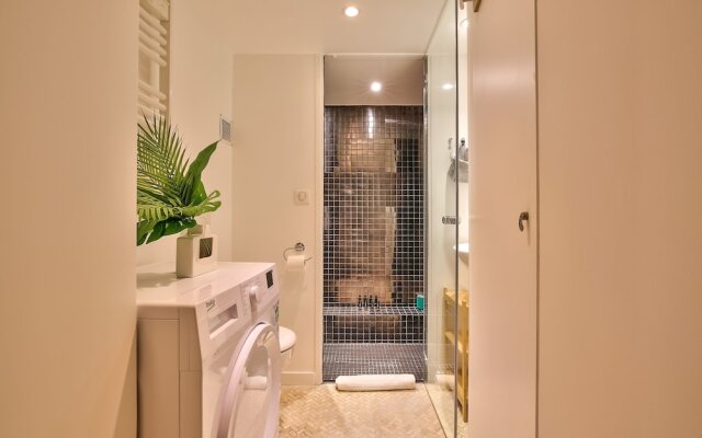 New Stunning 4 Bdrs Apt, With AC – Le Marais