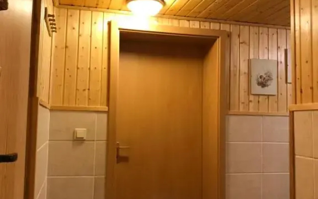 Schönes Kellerzimmer mit Bad