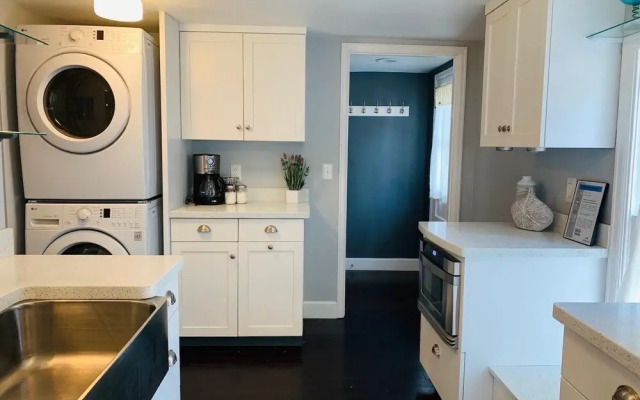 The Cottage! Chic Bungalow near Old Town Square!