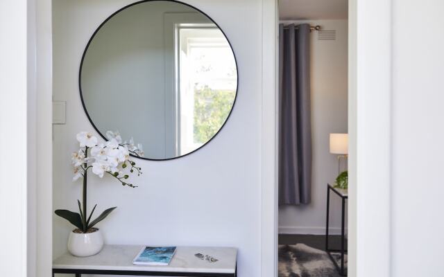 1 Bedroom Apt With Parking Stroll to Elwood Beach