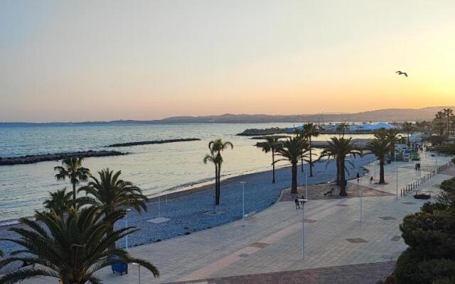 Grand studio bord de mer- accès direct aux plages