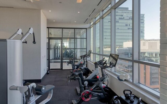 3BR Glass Suite With Gym & Pool By ENVITAE