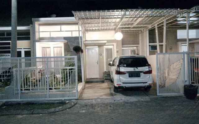 Villa Poermira 2 Batu - Two Bedroom