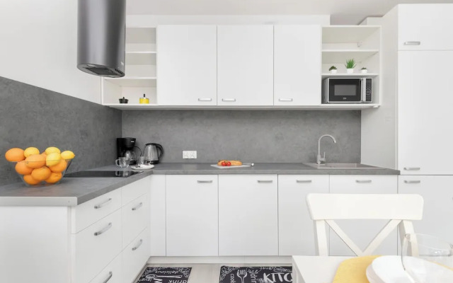 Sunny Apartment With Parking by Renters