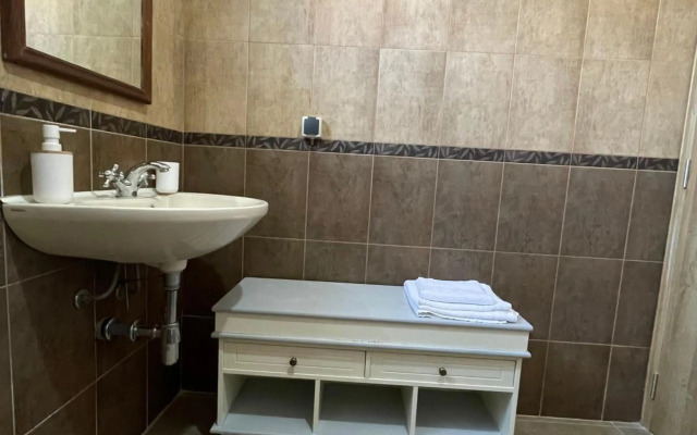 Entire spacious apartment with free parking