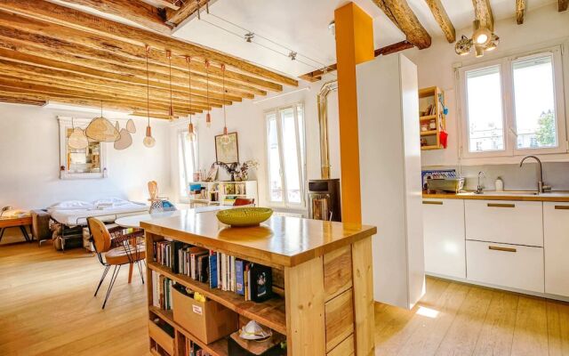 Loft Inspired Flat Near Montmartre, Sleeps 4