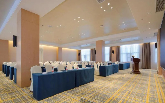 Vienna International Hotel (Luyi Passenger West Station)